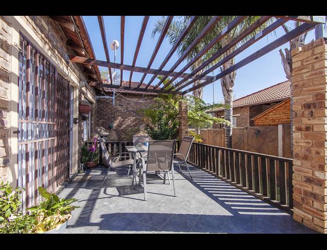3 BEDROOM TOWNHOUSE FOR SALE IN RADIOKOP
